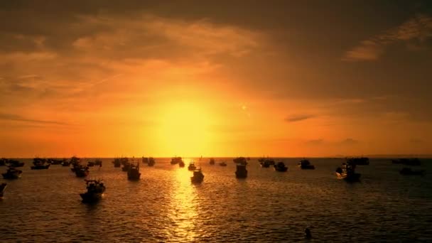 Вид Берега Кілька Десятків Азіатських Рибальських Човнів Заході Сонця Вид — стокове відео