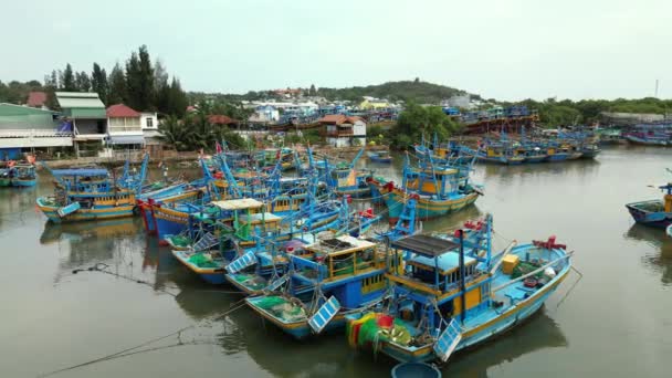 Bilder Från Drönaren Utsikt Från Stranden Flera Dussin Asiatiska Fiskebåtar — Stockvideo