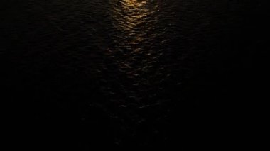 İnsansız hava aracı bebek tarafı cennet kumsalında dönüyor. Gün doğumu, Asya, Vietnam. Gün batımında birkaç yüz Azmatian balıkçı teknesi Orta Vietnam 'da büyük bir balıkçı filosu. 4K