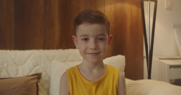 Retrato Divertido Niño Sonriente Niño Mirando Cámara Están Sentados Sofá — Vídeo de stock