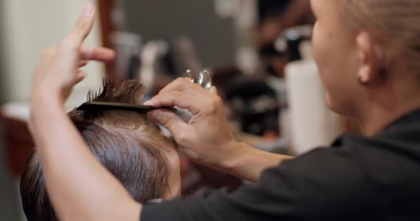 Yumuşak Odaklı Kuaför Saç Keser Tarar Kuaförde Oturan Şık Çocuk — Stok video