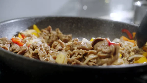 Sebze yemeği. Sebze yahnisini tavada pişir. Salatada dondurulmuş sebzeler. Yarı bitmiş yemek. Dilimlenmiş lahana brokoli..