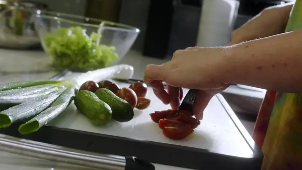 Frau Die Der Modernen Hausküche Steht Und Gesunden Gemüsesalat Zubereitet Stockfoto