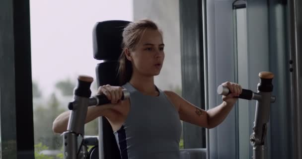 Sportif Genç Bir Kadın Spor Salonunda Kaslarını Çalıştırıyor Spor Salonunda — Stok video