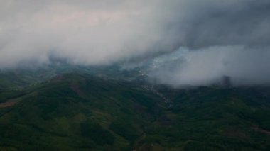 Dağlar arasındaki güzel tropikal vadilerin hava aracı. Yükselen güneşin ilk ışınları bulutları ve bulutları delip geçer. Gün batımının son ışınları ağaç tepelerine vurdu. 4K