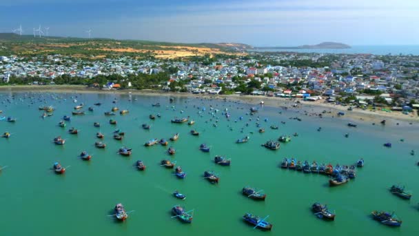 Fiskeby Mui Vietnam Hundratals Båtar Ankrade Solig Morgon Detta Vik — Stockvideo