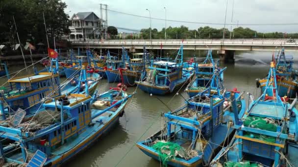 数十隻のアジア漁船の海岸からのドローンビューからの映像 ベトナム中央部に魚介類をもたらす巨大な漁船の空中観察 4Kについて — ストック動画