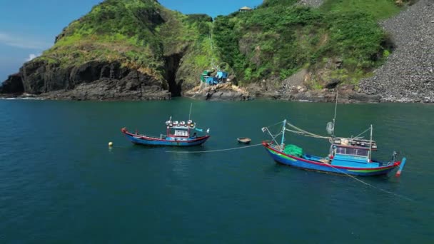 在阳光灿烂的日子里 渔民们正在越南的船上抛锚 准备在美丽的风景和美丽的群山的背景下钓鱼 在阳光明媚的早晨 渔夫们乘船 — 图库视频影像