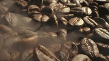 Aromatik kahve çekirdekleri. Kavrulmuş kahve çekirdeklerinden çıkan yumuşak yayılmış duman. Kavrulmuş kahve çekirdekleri, kavrulmuş kahve çekirdeklerinden gelen siyah bir sigara dumanı..