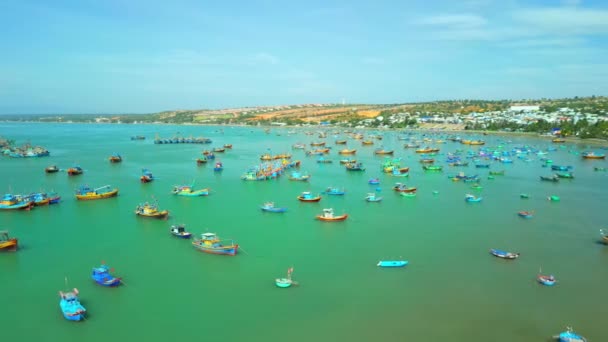 ベトナムのムイネーの漁村 ムイネ漁村は 嵐を避けるために固定された数百の漁船の周りを飛んで ベトナム中央部の美しい湾です アジア漁船 — ストック動画