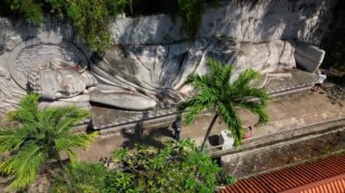 Vietnam 'daki beyaz uzanmış Büyük Buda, Mui Nes' in Vietnam 'daki cazibelerinden biridir. Uçsuz bucaksız mavi gökyüzü ve Vietnam 'ın Büyük Buda' sı. Güneşli bir günde büyük beyaz Buda heykeli. 4K.