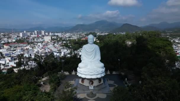 云雾中的大佛白色塑像 大佛佛像是泰国普吉的地标之一 — 图库视频影像
