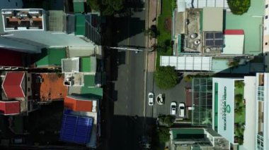 Nha Trang caddesinin tepesinde Vietnam gökdelenleri, Vietnam 'da kalabalık araba trafiği olan şehir binaları var. Vietnam şehri yukarıdan görünüyor. 4K.