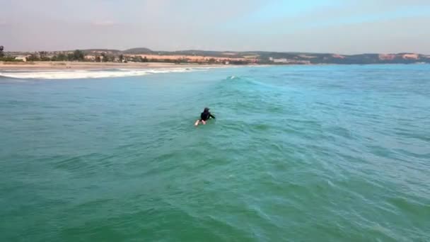 Sörfçü Gün Batımında Vietnam Büyük Dalgalara Biner Sakallı Yakışıklı Deniz — Stok video