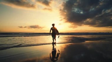 Sıcak okyanus sularında turuncu bir yaz günbatımında yürüyen, deniz kıyısında bir köpekle koşan seksi, ince kadın silueti. Pelerinli seksi, baştan çıkarıcı siluet kız köpekle yürüyor.