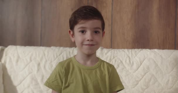 Πορτρέτο Αστείο Μικρό Αγόρι Χαμογελαστό Παιδί Κοιτάζοντας Κάμερα Κάθονται Στον — Αρχείο Βίντεο