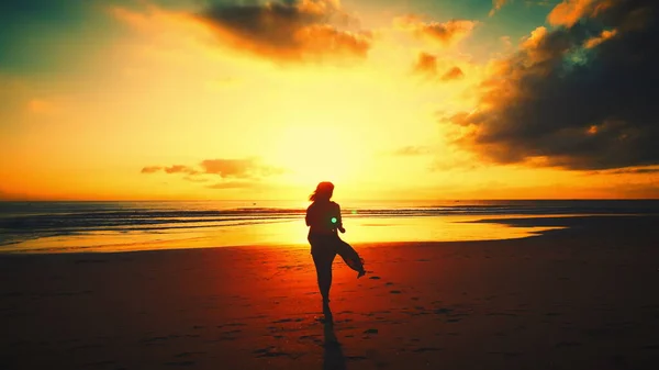 Silueta Sexy Štíhlé Samice Běžící Psem Vlnách Pobřeží Kráčející Teplé Stock Snímky