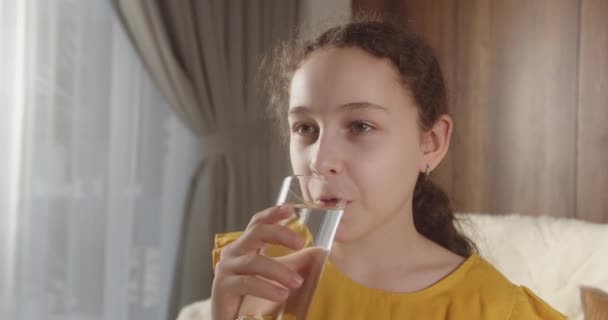 Счастливого Улыбающегося Ребенка Пьющего Молоко Здоровое Питание Ребенка Едят Завтрак — стоковое видео