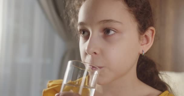 Gelukkig Glimlachend Kind Dat Melk Drinkt Gezond Eten Kind Eten — Stockvideo
