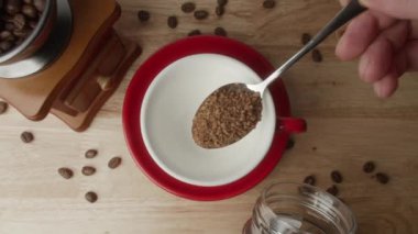 Bardağa sade kahve dolduruyorum. Kahvenin üst görüntüsü gayzer kahve makinesinden fincana dökülüyor. Köpüklü kahve. Kahvaltıda. 4K