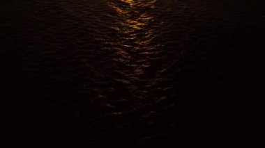 İnsansız hava aracı bebek tarafı cennet kumsalında dönüyor. Gün doğumu, Asya, Vietnam. Gün batımında birkaç yüz Azmatian balıkçı teknesi Orta Vietnam 'da büyük bir balıkçı filosu. 4K