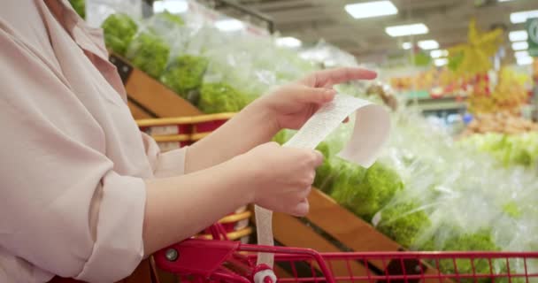 Mujer Comprueba Cheque Papel Después Comprar Comestibles Centro Comercial Comprobando — Vídeos de Stock