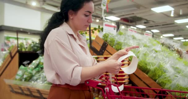 Mujer Comprueba Cheque Papel Después Comprar Comestibles Centro Comercial Comprobando — Vídeo de stock