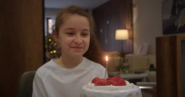 Gyerek Otthon Ünnepli Születésnapját Gyerek Elfújja Gyertyákat Tortán Csinos Kislány — Stock videók