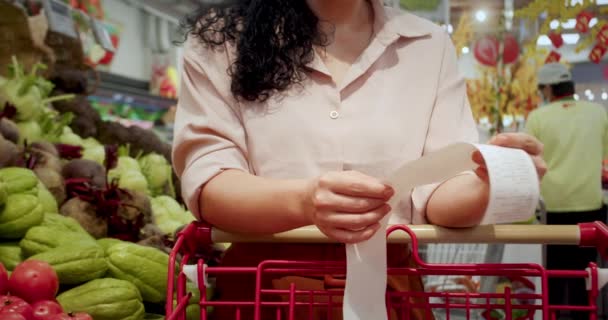 Kobieta Sprawdza Czek Papierowy Zakupie Artykułów Spożywczych Centrum Handlowym Sprawdzając — Wideo stockowe