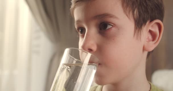 Χαρούμενο Χαμογελαστό Παιδί Που Πίνει Γάλα Υγιής Διατροφή Παιδί Τρώει — Αρχείο Βίντεο