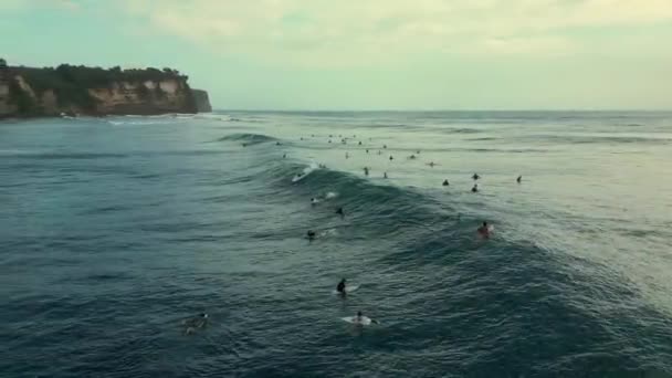 Gepensioneerde Atleet Surft Zee Surfen Oceaan Levensstijl Extreme Sporten Surfer — Stockvideo