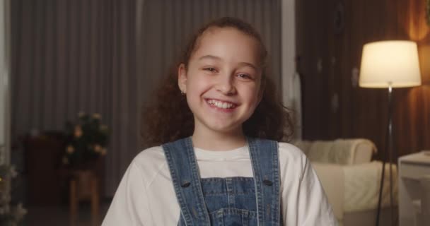 Retrato Muchacha Divertida Overoles Mezclilla Camiseta Blanca Niño Sonriente Mirando — Vídeos de Stock