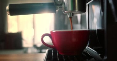 Kahve makinesinin fincanından dökülen kahvenin görüntüsü. Ev yapımı sıcak Espresso. Filtre tutacağı kullanılıyor. Taze kahve akıyor. Sabahları kavrulmuş sade kahve içmek..