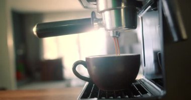 Kahve makinesinin fincanından dökülen kahvenin görüntüsü. Ev yapımı sıcak Espresso. Filtre tutacağı kullanılıyor. Taze kahve akıyor. Sabahları kavrulmuş sade kahve içmek..