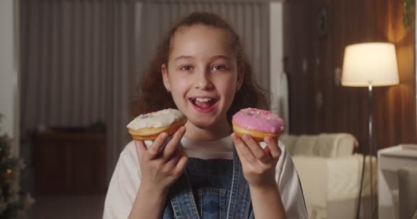 Criança Caucasiana Com Distúrbio Alimentar Rapidamente Quer Comer Dois Donuts — Vídeo de Stock