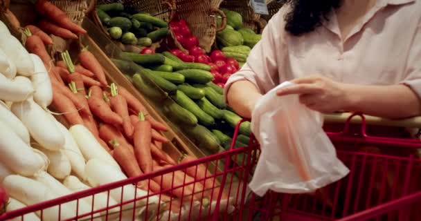 Aantrekkelijke Jonge Vrouw Kiest Wortelen Winkelen Supermarkt Koopt Gezond Voedsel — Stockvideo