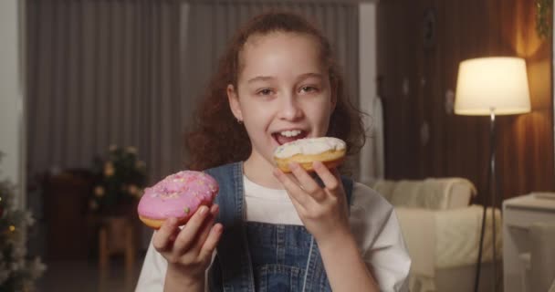 Portret Szczęśliwego Dziecka Lat Zjada Apetyczny Słodki Pączek Deserowy Szkliwie — Wideo stockowe