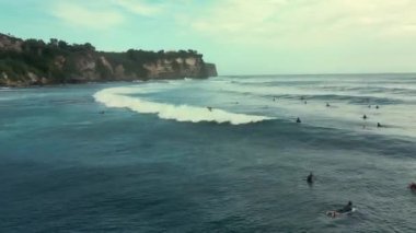 Emekli sporcu denizde sörf yapar, okyanus hayatı tarzında sörf yapar, ekstrem sporlar yapar. Gün batımında Vietnam 'da sörf yapar. Sakallı yakışıklı bir sporcu, deniz dalgalarında sörf yapmaktan mutlu, sörf tahtasında yatıyor.