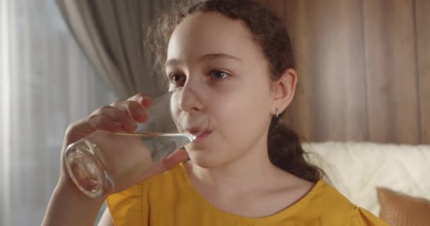 Gelukkig Glimlachend Kind Dat Melk Drinkt Gezond Eten Kind Eten — Stockvideo