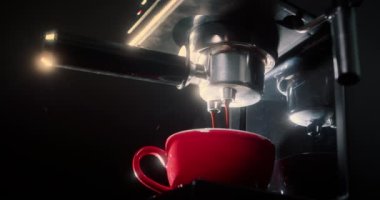 Kahve makinesinin fincanından dökülen kahvenin görüntüsü. Ev yapımı sıcak Espresso. Filtre tutacağı kullanılıyor. Taze kahve akıyor. Sabahları kavrulmuş sade kahve içmek..