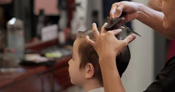 Fokus Lembut Hairdresser Memotong Rambut Menyisirnya Pria Bergaya Yang Duduk Stok Gambar