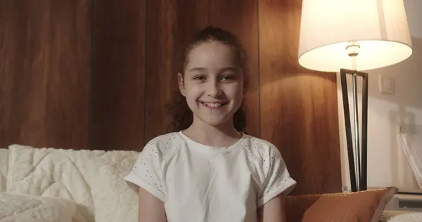 Potret Lucu Gadis Kecil Tersenyum Anak Melihat Kamera Duduk Sofa Stok Gambar