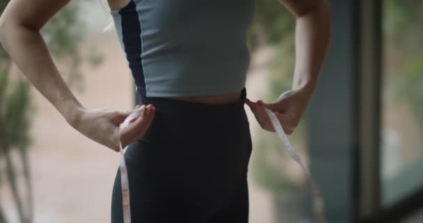 Close Tiro Ajuste Menina Medindo Sua Cintura Perfeita Atleta Feminino — Vídeo de Stock