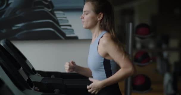 Kobieta Fitness Biegająca Bieżni Siłowni Sportowiec Korzysta Bieżni Centrum Fitness — Wideo stockowe