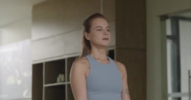 Spor kulübünde vücut geliştirme halterleri alan kadın elleri. Spor kulübünde ağırlık kaldırma alan yakın kadın elleri. Fitness kız fitness spor salonunda spor eğitimi olan.
