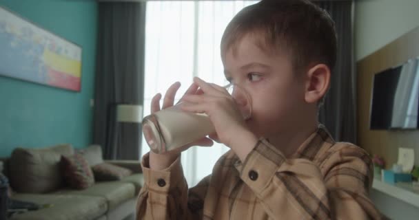 Porträt Gutaussehendes Kind Das Milch Trinkt Und Hause Cracker Kekse — Stockvideo