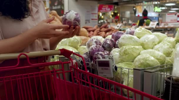 妇女在超级市场购物 健康食品 市场上的卷心菜沙拉 超级市场 商店购物的概念 超级市场烹饪产品的选择 — 图库视频影像
