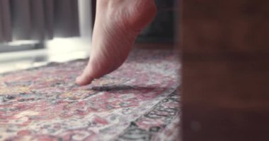 Yakın plan çekim. Yataktan çıkıp pencereye dayanan güzel bir kızın bacakları. Hafif arka plan, sabah uyanır. Beyaz yatak güzel kadın ayak parmakları. Yere yatın. Parke ya da lamine et. fitness bacakları