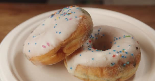 Macro Tiro Donut Com Gelo Colorido Mas Estragado Expirado Coberto — Vídeo de Stock