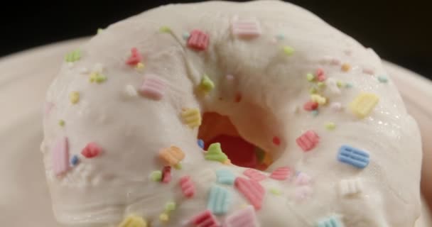 Макрознімок Рожевого Шоколадного Пончика Паперовій Пластині 360 Градусів Обертається Вітрина — стокове відео